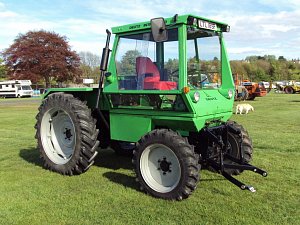 Průkopníci konceptu traktoru s neomezeným výhladem: DEUTZ-FAHR INTRAC z roku 1972 a DEUTZ-FAHR AGROXTRA z roku 1996.